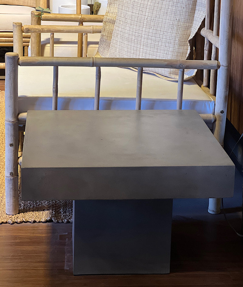 לוטוס שולחן צד | בטון