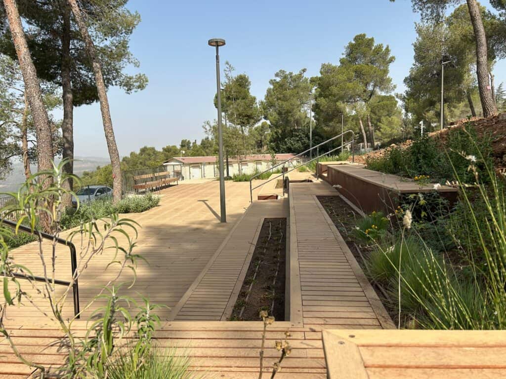 דק במבוק פרוייקט בנייה